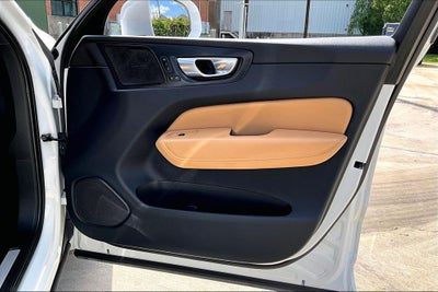 2023 Volvo XC60 B5 Ultimate Bright Theme