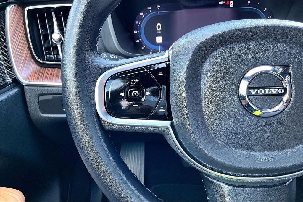 2023 Volvo XC60 B5 Ultimate Bright Theme