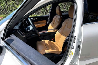 2023 Volvo XC60 B5 Ultimate Bright Theme