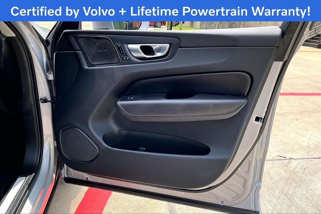 2023 Volvo XC60 B5 Ultimate Bright Theme