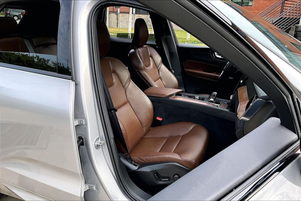 2024 Volvo XC60 B5 Plus Dark Theme