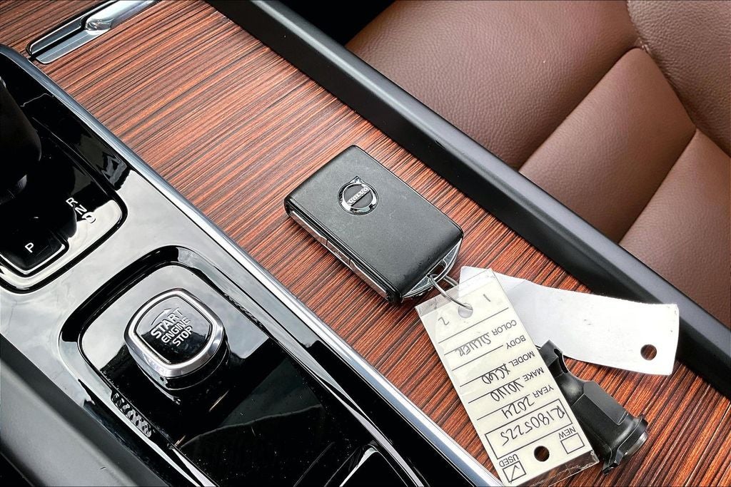 2024 Volvo XC60 B5 Plus Dark Theme