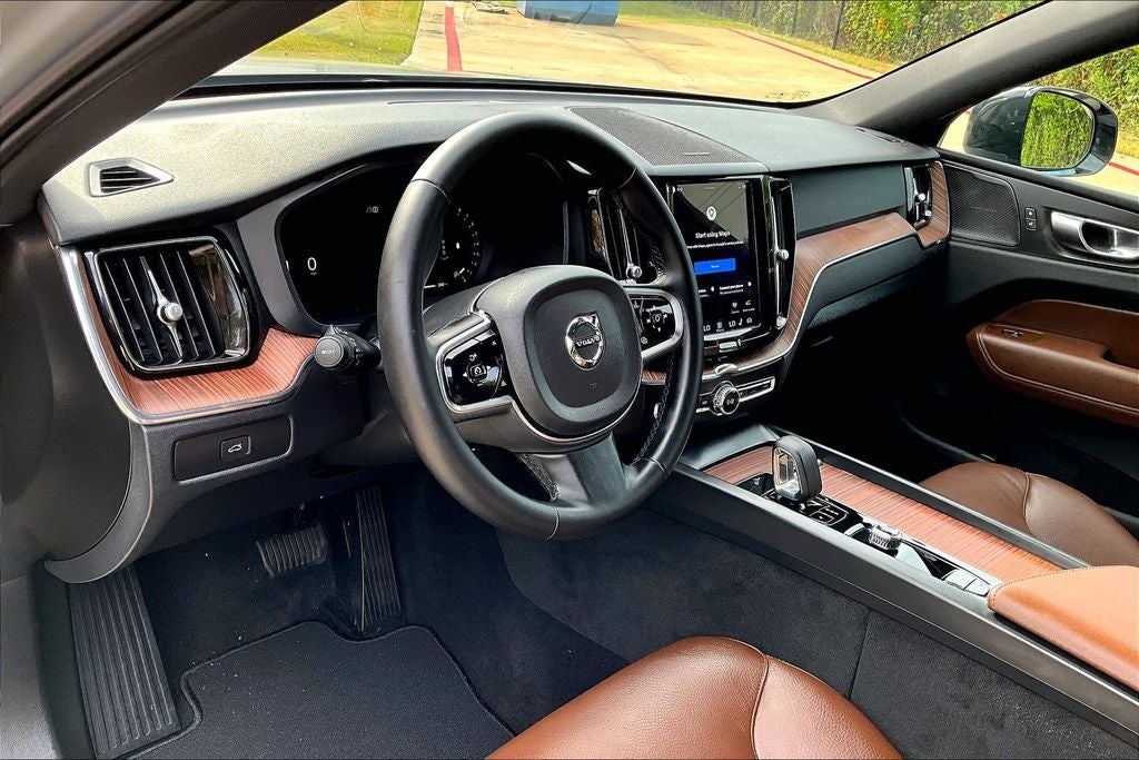 2024 Volvo XC60 B5 Plus Dark Theme