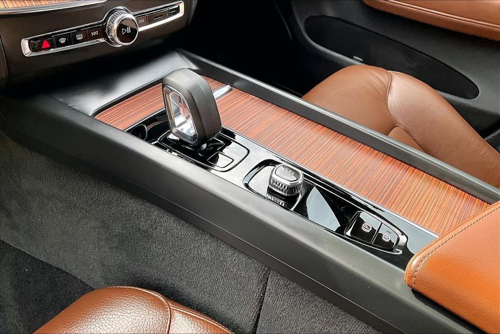 2024 Volvo XC60 B5 Plus Dark Theme