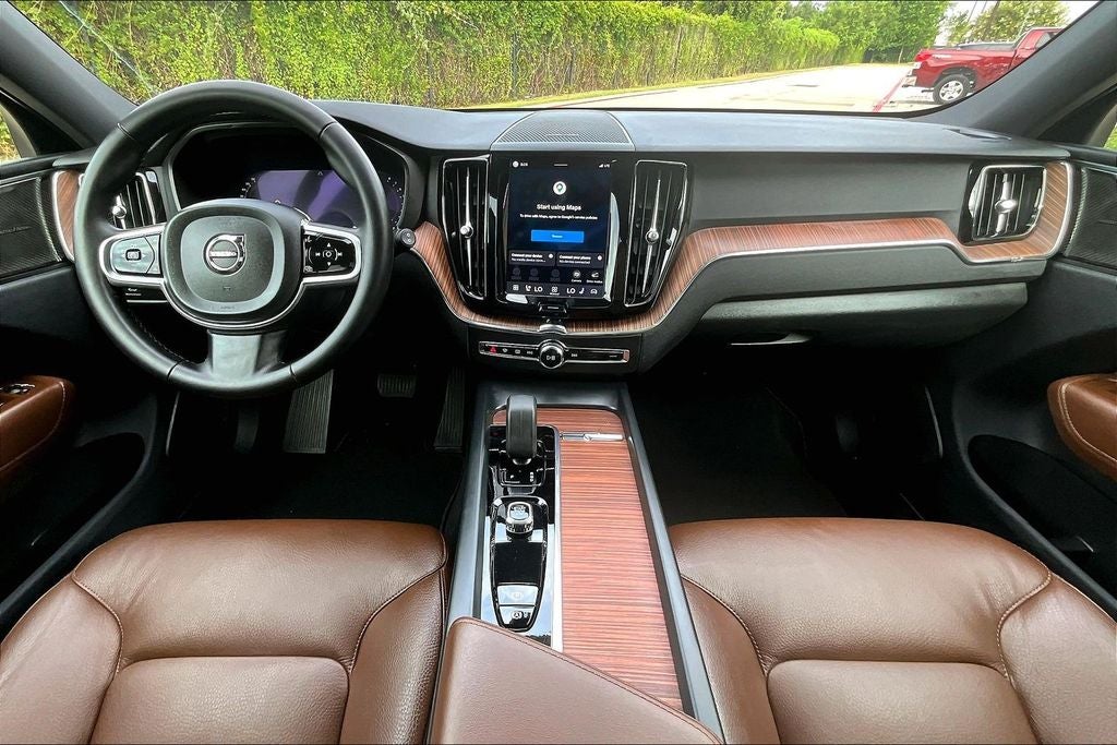 2024 Volvo XC60 B5 Plus Dark Theme