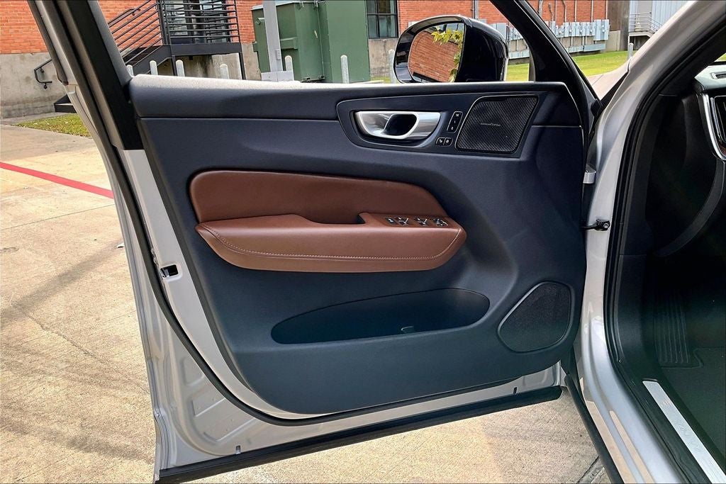2024 Volvo XC60 B5 Plus Dark Theme