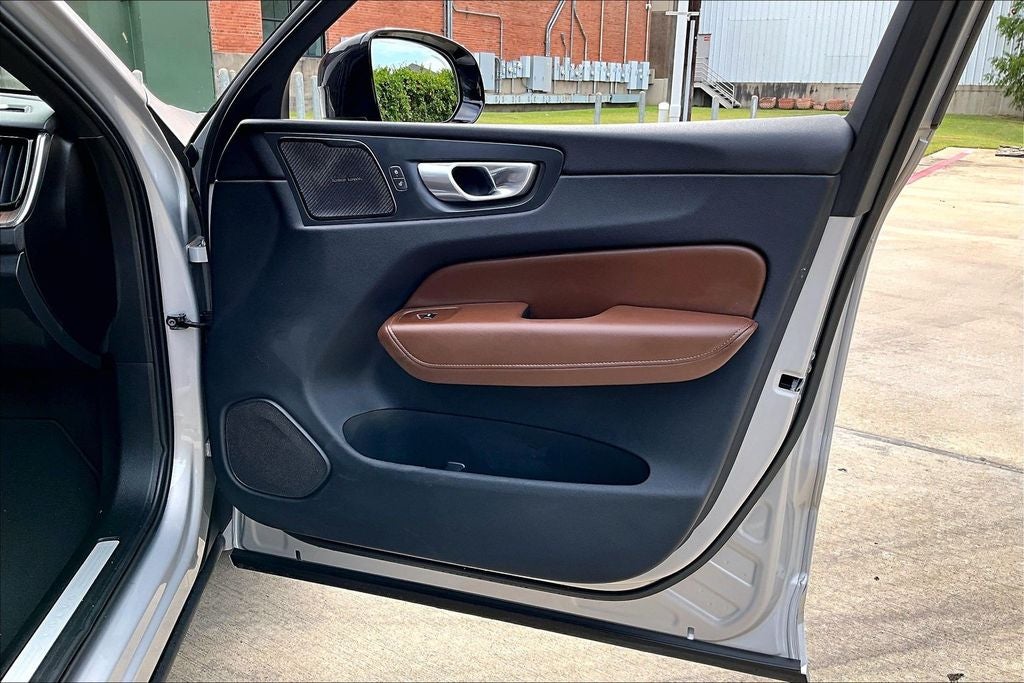 2024 Volvo XC60 B5 Plus Dark Theme