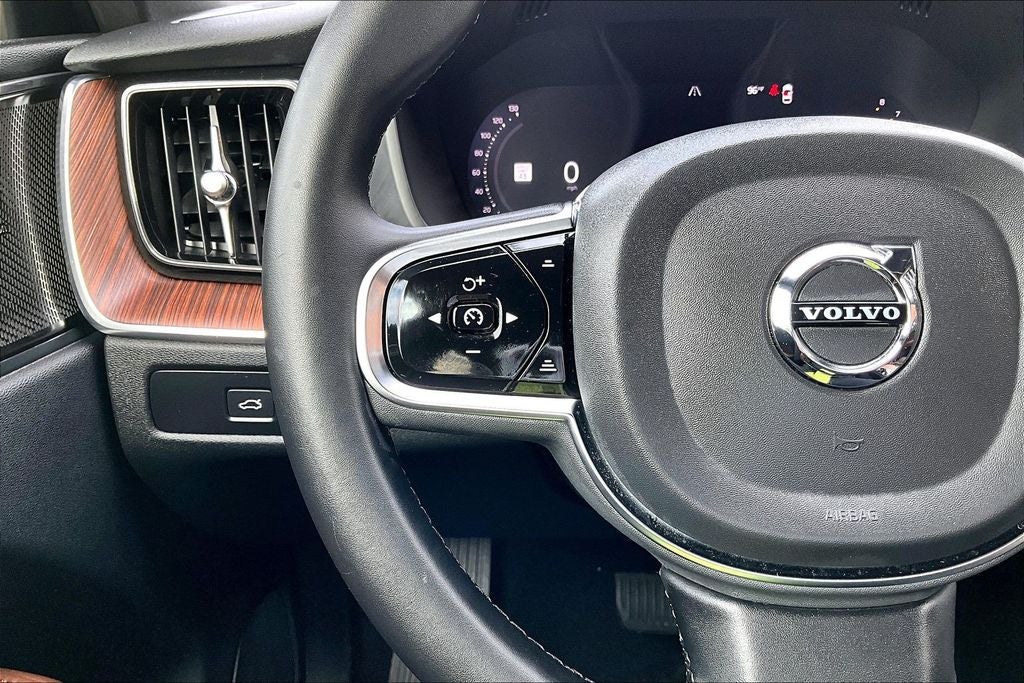 2024 Volvo XC60 B5 Plus Dark Theme