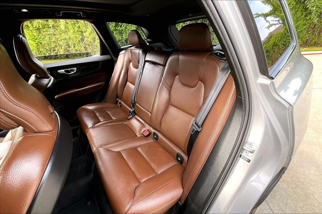 2024 Volvo XC60 B5 Plus Dark Theme