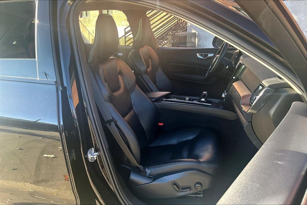 2024 Volvo XC60 B5 Plus Dark Theme
