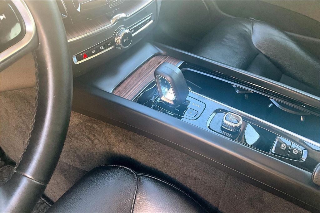 2024 Volvo XC60 B5 Plus Dark Theme