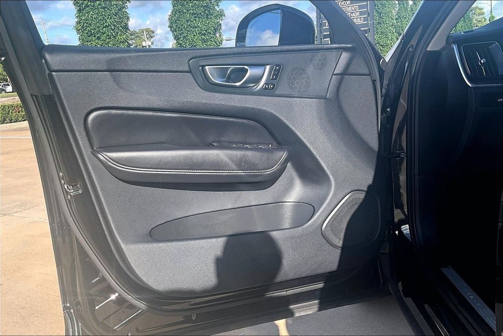 2024 Volvo XC60 B5 Plus Dark Theme
