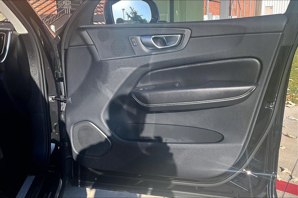 2024 Volvo XC60 B5 Plus Dark Theme