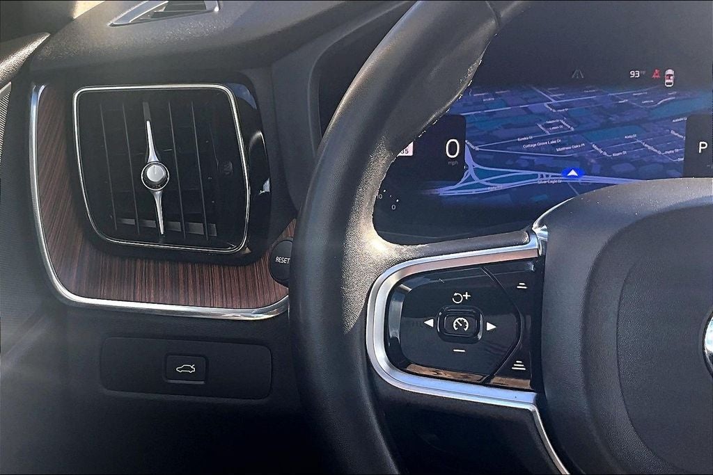 2024 Volvo XC60 B5 Plus Dark Theme