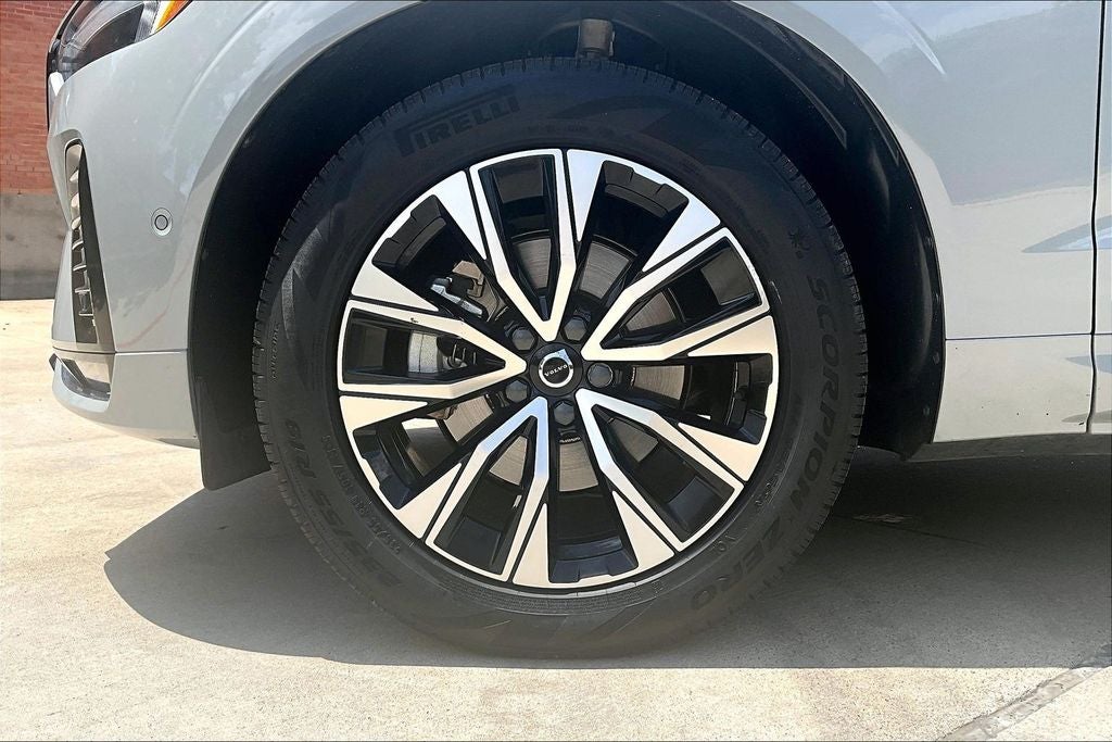 2024 Volvo XC60 B5 Plus Dark Theme