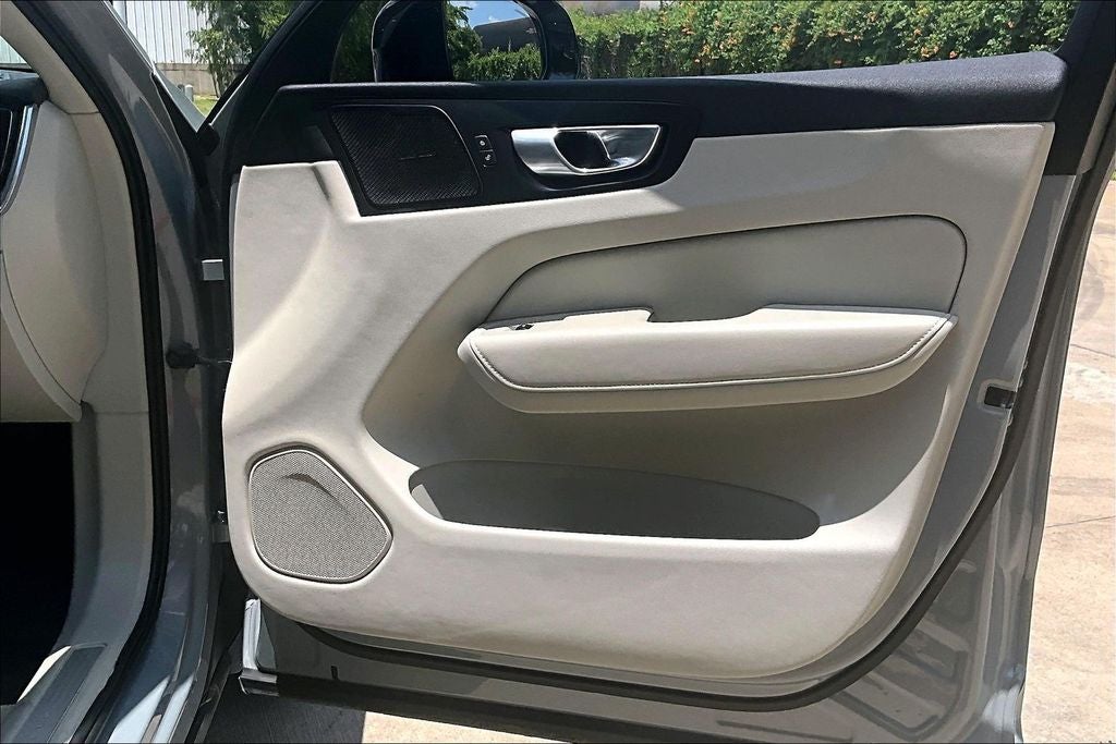 2024 Volvo XC60 B5 Plus Dark Theme