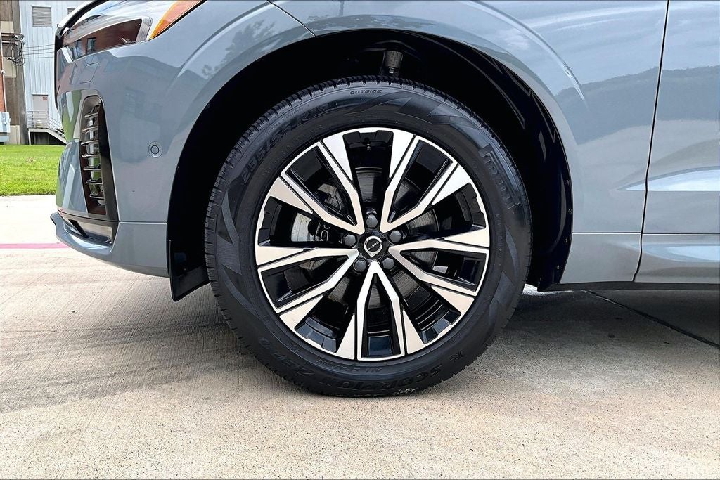2024 Volvo XC60 B5 Plus Dark Theme