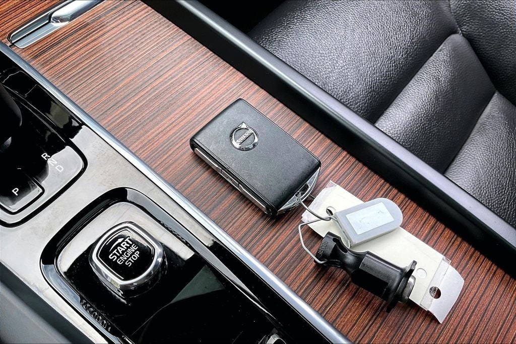 2024 Volvo XC60 B5 Plus Dark Theme
