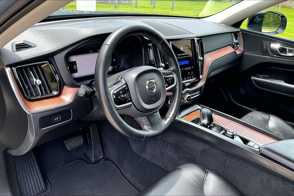 2024 Volvo XC60 B5 Plus Dark Theme