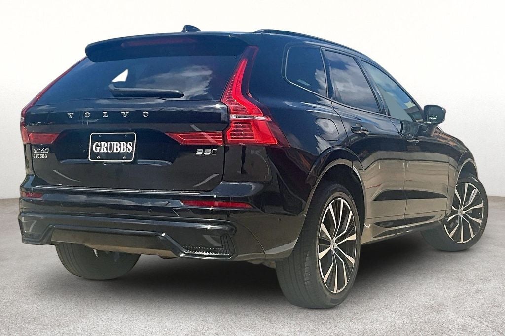 2024 Volvo XC60 B5 Ultimate Dark Theme