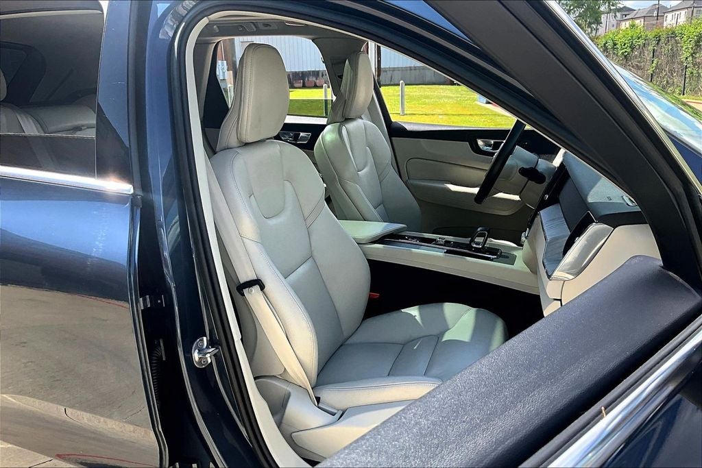 2023 Volvo XC60 B5 Plus Bright Theme