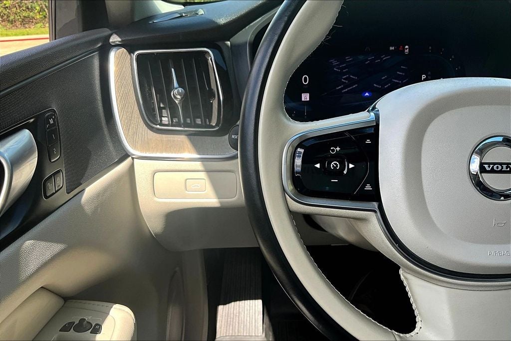 2023 Volvo XC60 B5 Plus Bright Theme