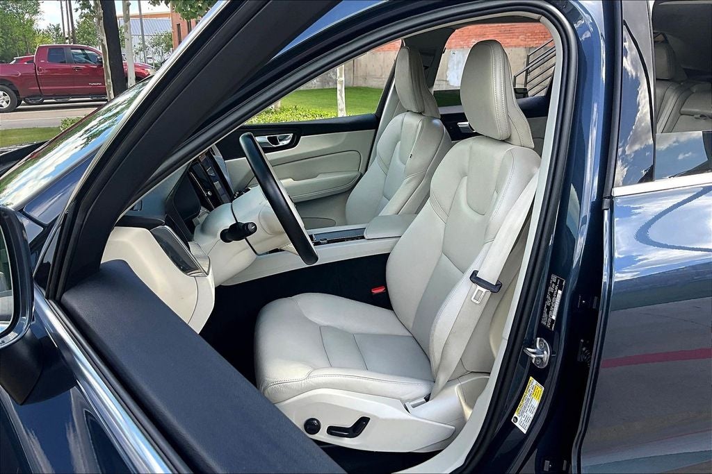 2023 Volvo XC60 B5 Plus Bright Theme