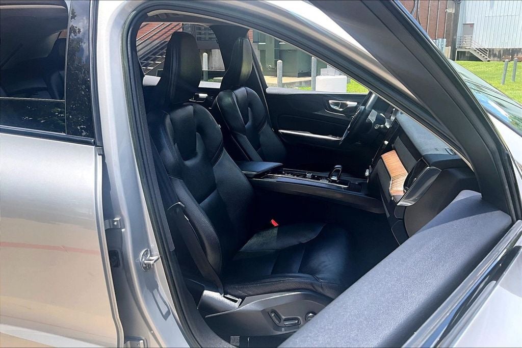 2023 Volvo XC60 B5 Plus Dark Theme