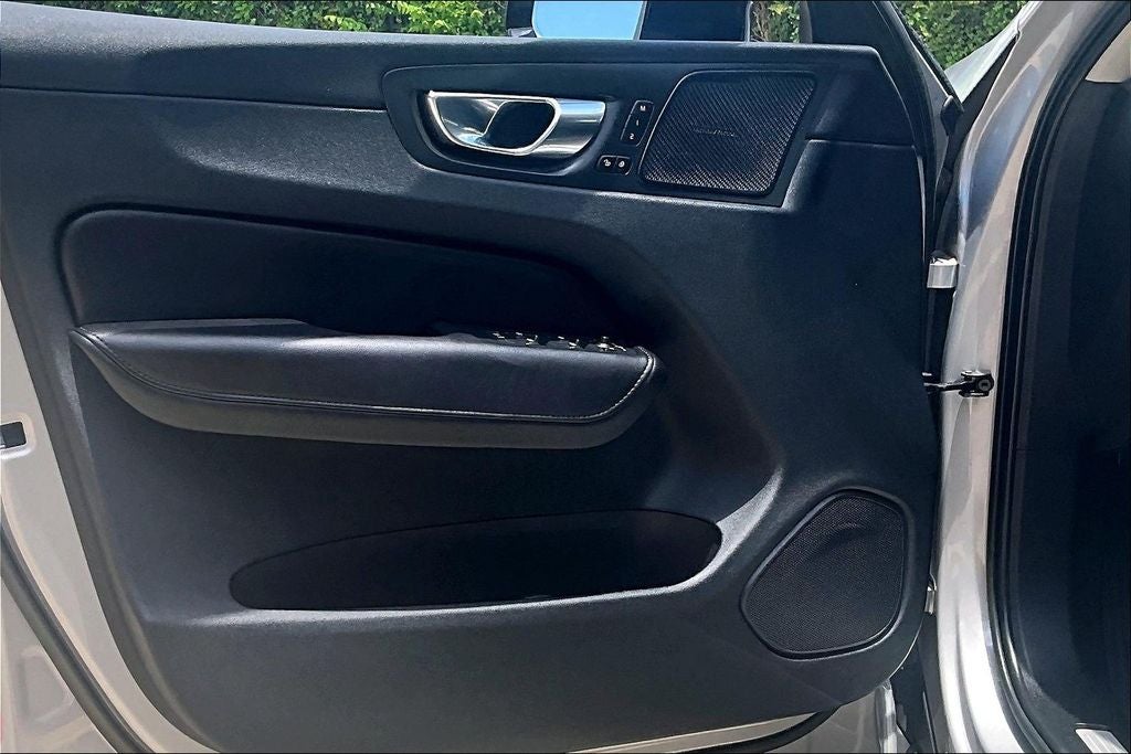 2023 Volvo XC60 B5 Plus Dark Theme