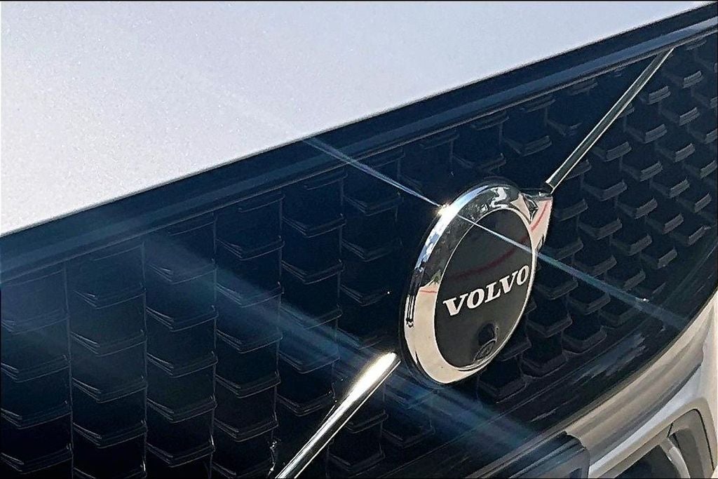 2023 Volvo XC60 B5 Plus Dark Theme