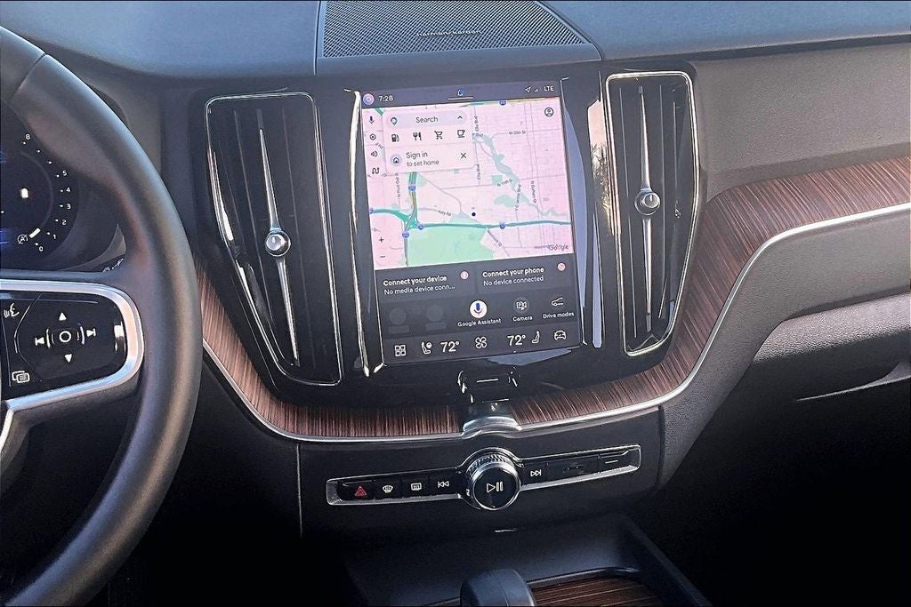 2023 Volvo XC60 B5 Plus Dark Theme