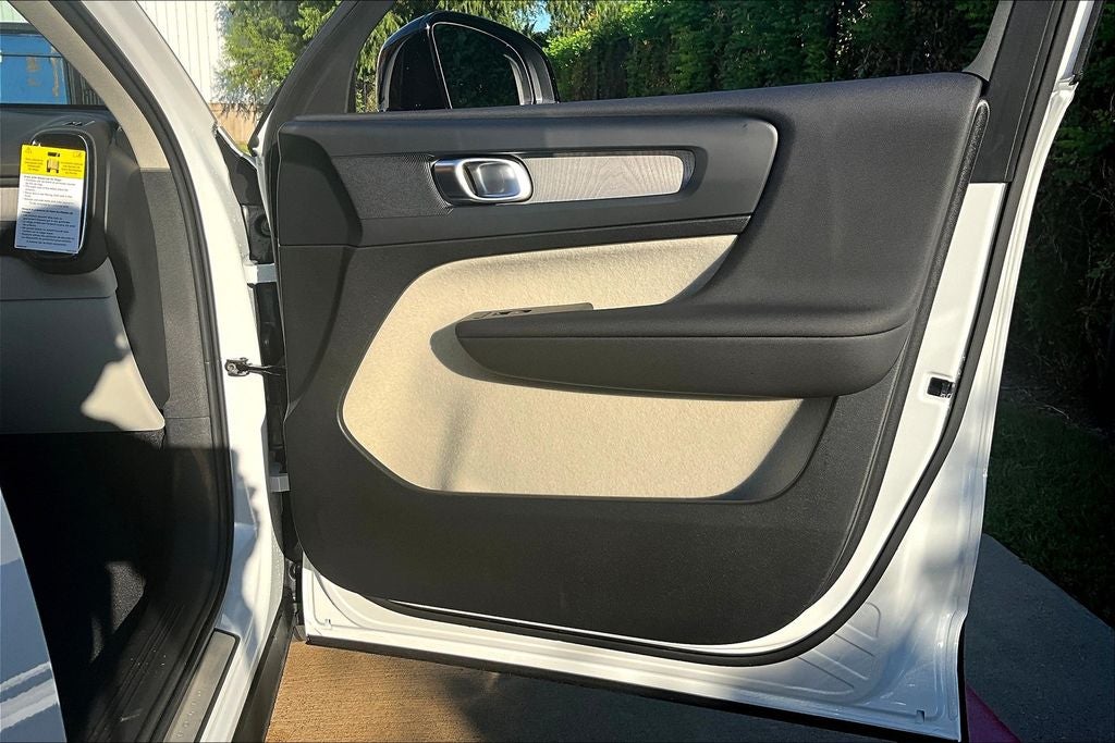 2026 Volvo XC40 B5 Plus