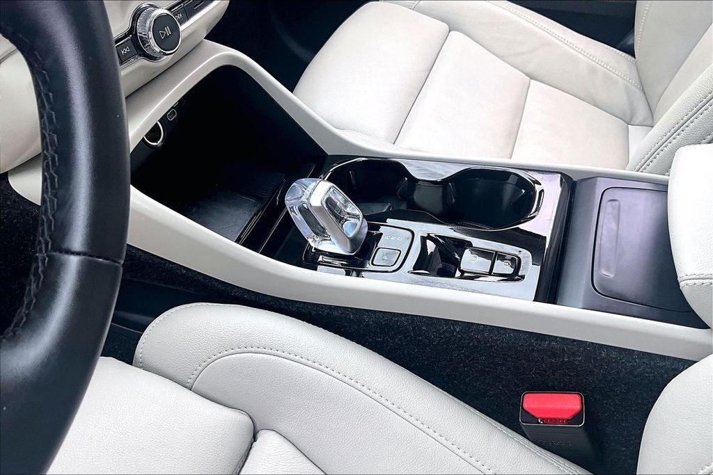 2026 Volvo XC40 B5 Plus
