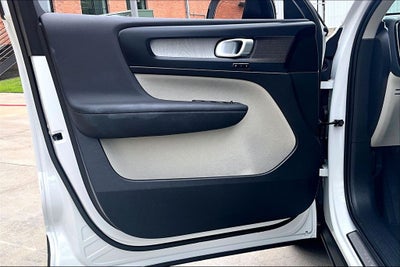 2026 Volvo XC40 B5 Plus