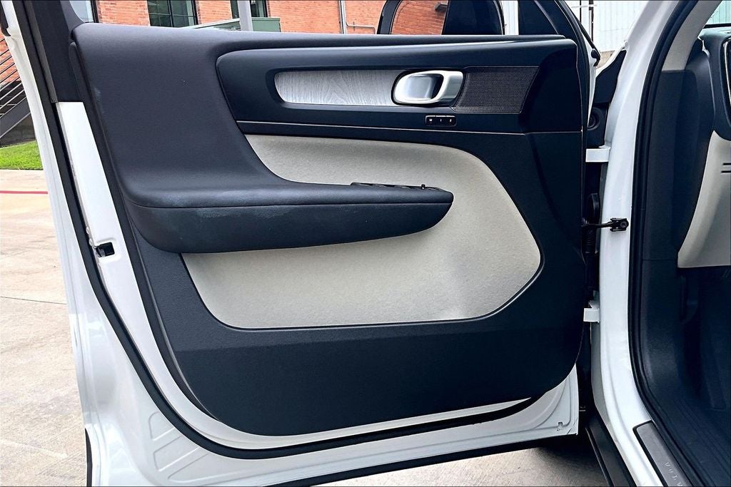 2026 Volvo XC40 B5 Plus
