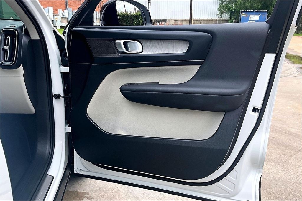 2026 Volvo XC40 B5 Plus