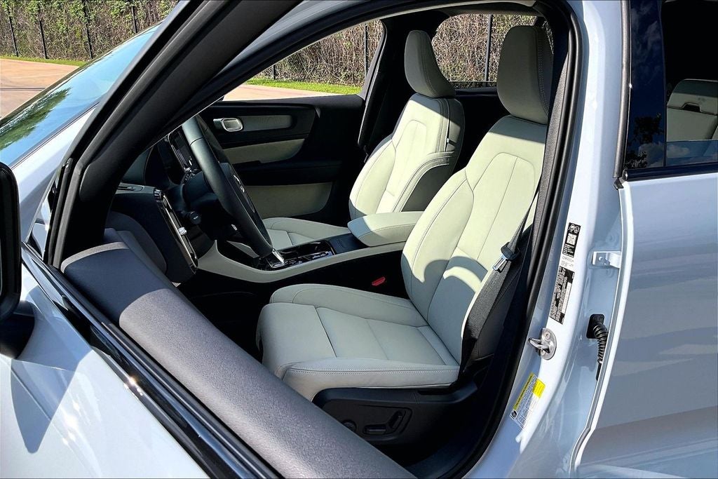 2026 Volvo XC40 B5 Plus