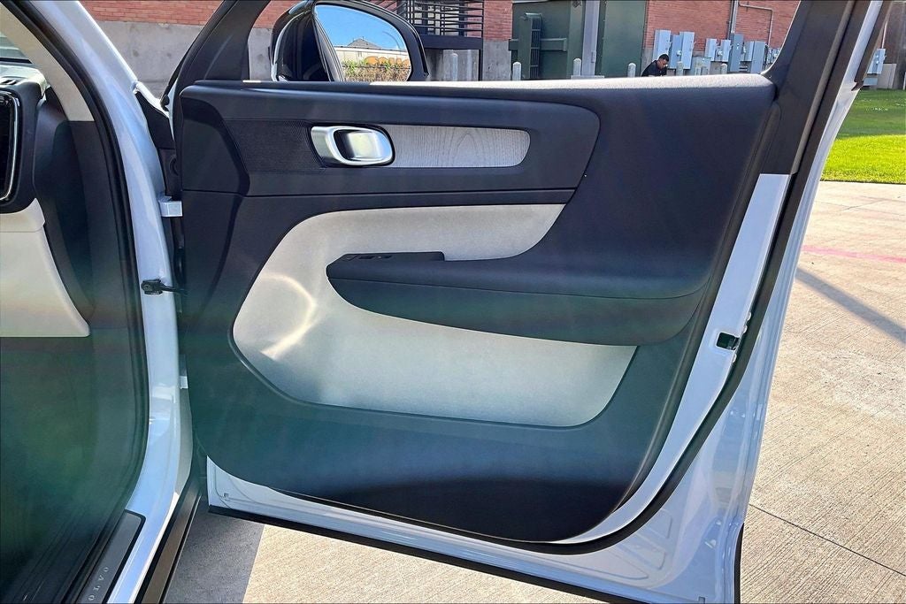 2026 Volvo XC40 B5 Plus