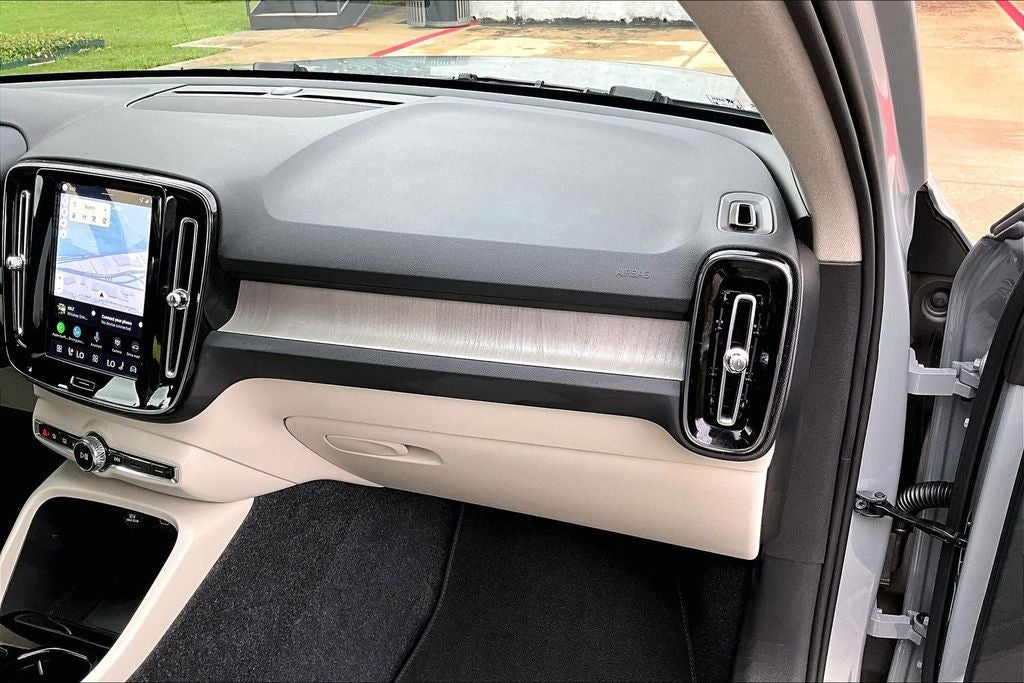 2026 Volvo XC40 B5 Plus