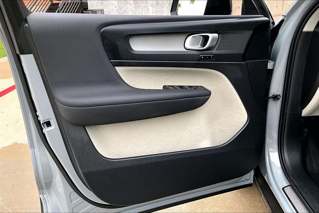 2026 Volvo XC40 B5 Plus
