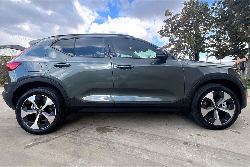 2026 Volvo XC40 B5 Plus