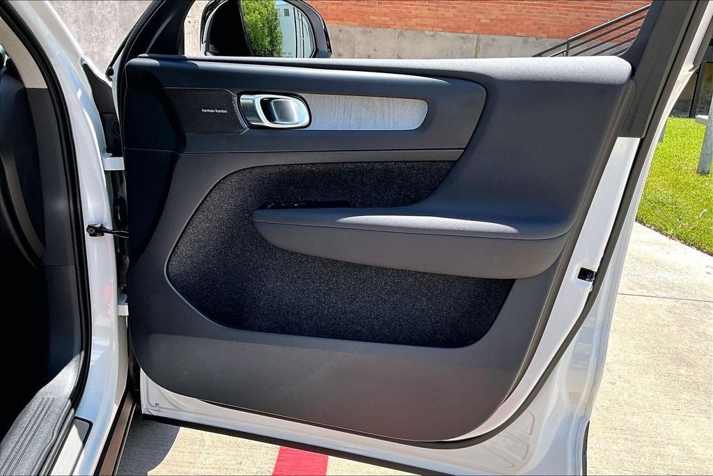 2026 Volvo XC40 B5 Plus