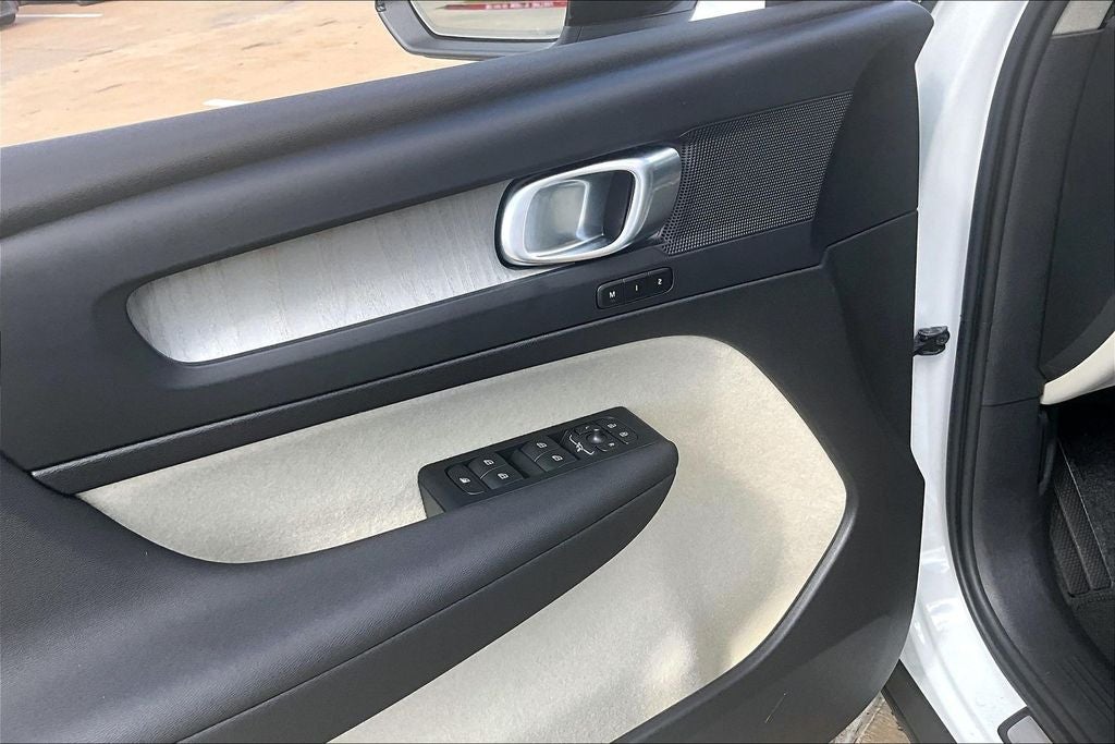 2026 Volvo XC40 B5 Plus