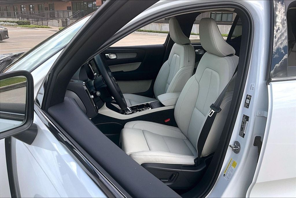 2026 Volvo XC40 B5 Plus