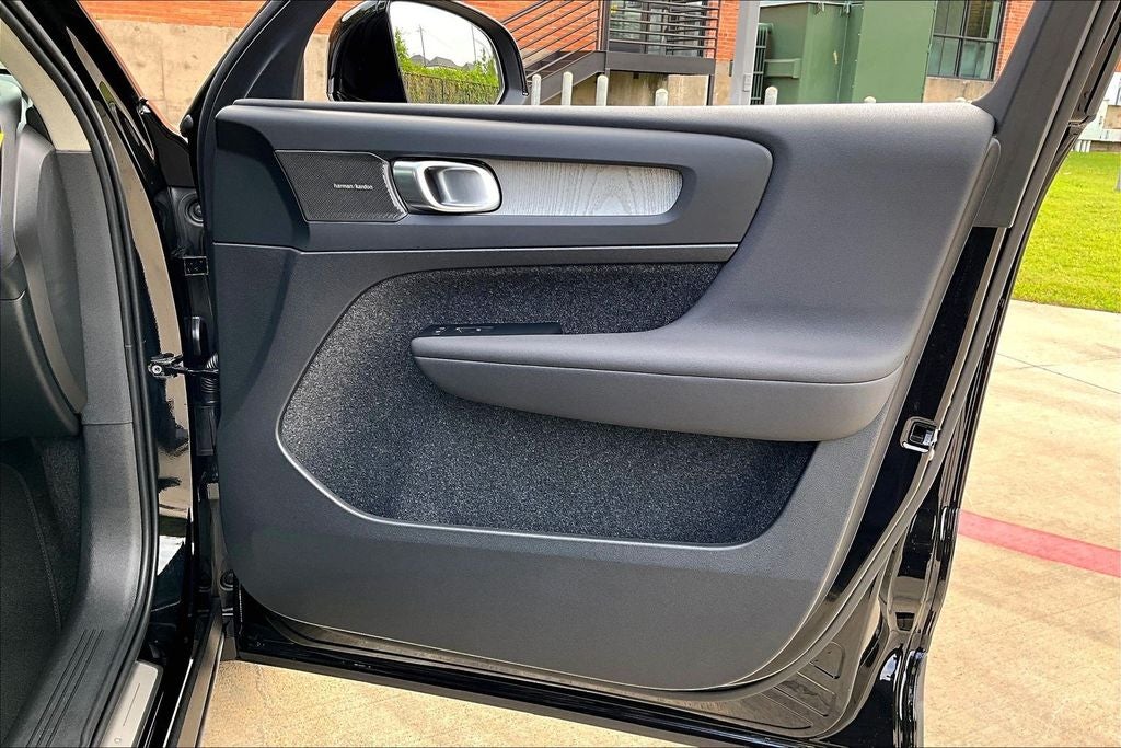 2026 Volvo XC40 B5 Plus