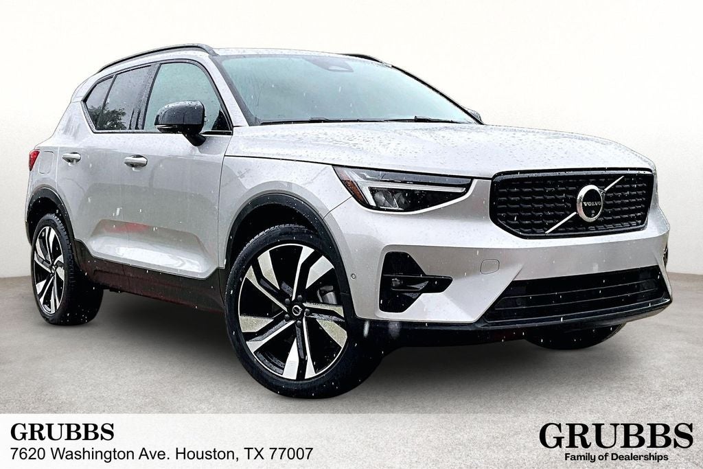 2025 Volvo XC40 B5 Plus Dark Theme