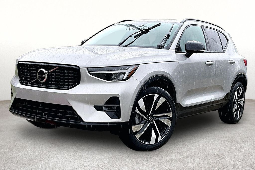 2025 Volvo XC40 B5 Plus Dark Theme