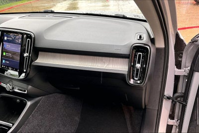 2025 Volvo XC40 B5 Plus Dark Theme
