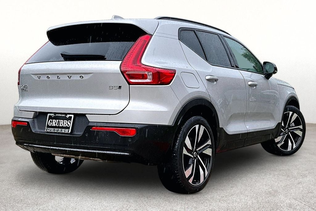 2025 Volvo XC40 B5 Plus Dark Theme