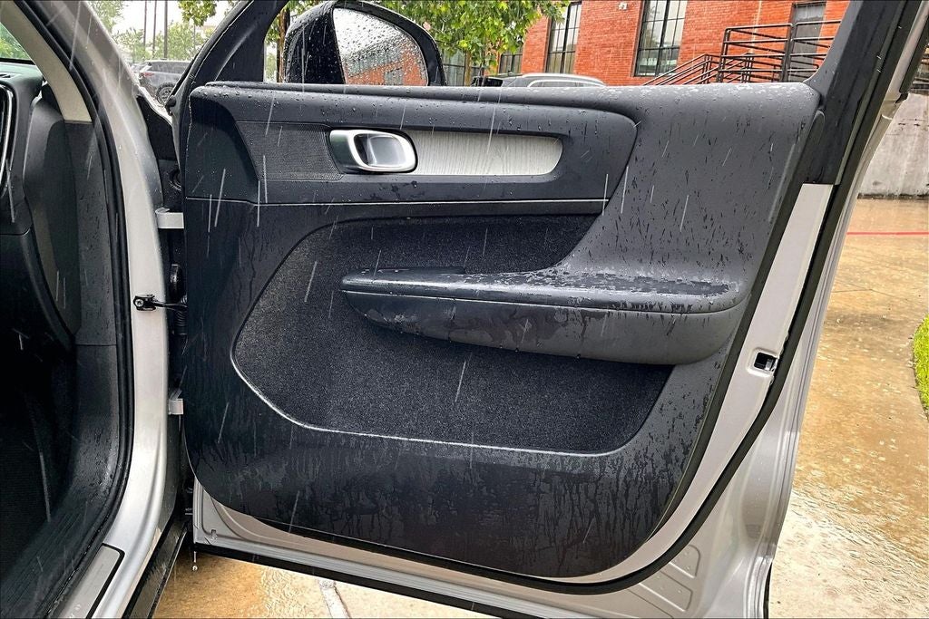 2025 Volvo XC40 B5 Plus Dark Theme